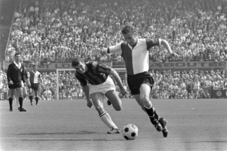 Kindvall (rechts, Feyenoord) en Overweg (DWS) in actie, Bestanddeelnr 921-6251