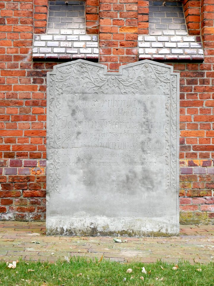 Kirche St. Bartholomäus - Grabstein Clara Chatarina und Johann Friedrich Krüdener