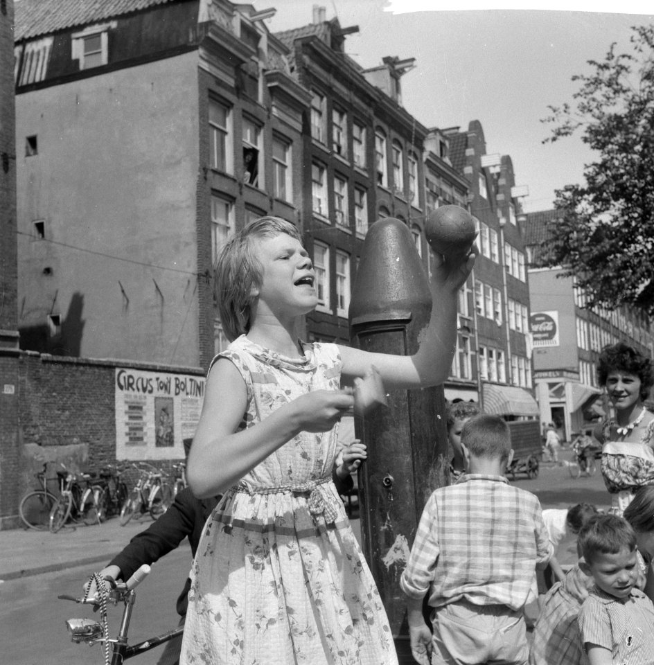 Kindermarkt in de Jordaan, standwerkster met bal, Bestanddeelnr 911-4717