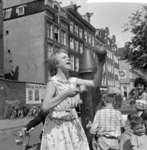Kindermarkt in de Jordaan, standwerkster met bal, Bestanddeelnr 911-4717