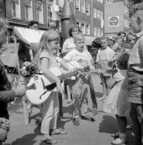 Kindermarkt in de Jordaan, muziek was ook aanwezig, Bestanddeelnr 911-4718