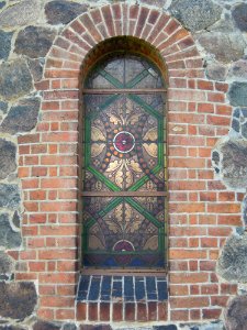 Kirche Klebitz -Apsis-Bleiglasfenster im Nordosten mit natürlicher Hintergrundbeleuchtung mittig- Anfang Oktober 2020b
