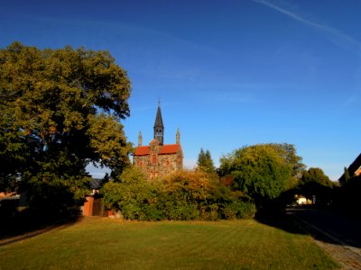 Kirche Klebitz -Ansicht der Turmseite mit Einfriedung von West- Anfang Oktober 2020