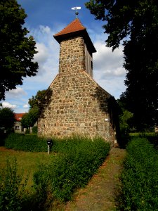 Kirche Kerzendorf -Westansicht Hochkant mit Pfad zum Hauptportal und Wetterfahne- im August 2020