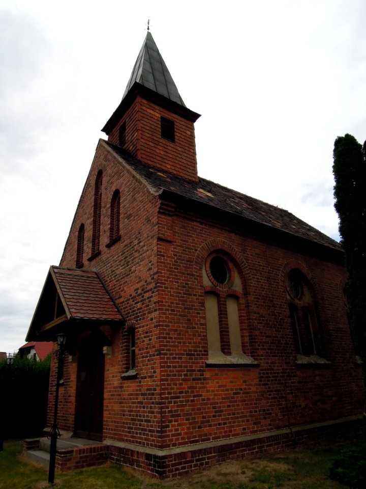 Kirche Köpnick -Südostansicht Nah Hochkant- im August 2020
