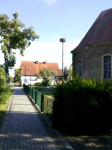Kirche Selbitz -Einfriedung mit Storchennest im Hintergrund, Blick nach Südost- im Juli 2020