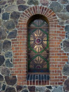 Kirche Klebitz -Apsis-Bleiglasfenster im Nordosten mit natürlicher Hintergrundbeleuchtung mittig- Anfang Oktober 2020a