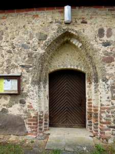Kirche Reinsdorf -Südportal mit Schaukasten- August 2020