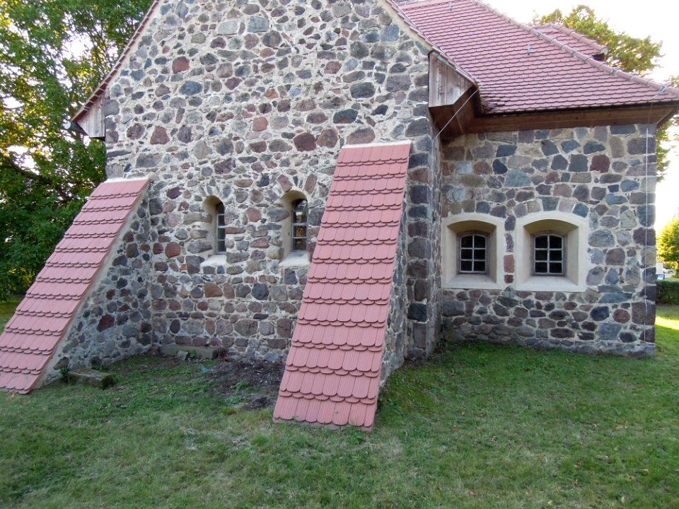 Kirche Kerzendorf -Ostansicht mit Lichteinlässen- Ende September 2020