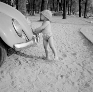 Kindje houdt de grip van de motorkap vast, Bestanddeelnr 254-4893 photo