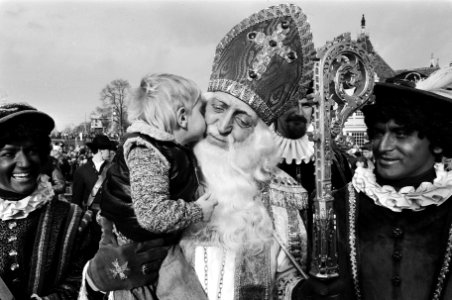 Kindje geeft Sinterklaas een kus(je), Bestanddeelnr 932-3985