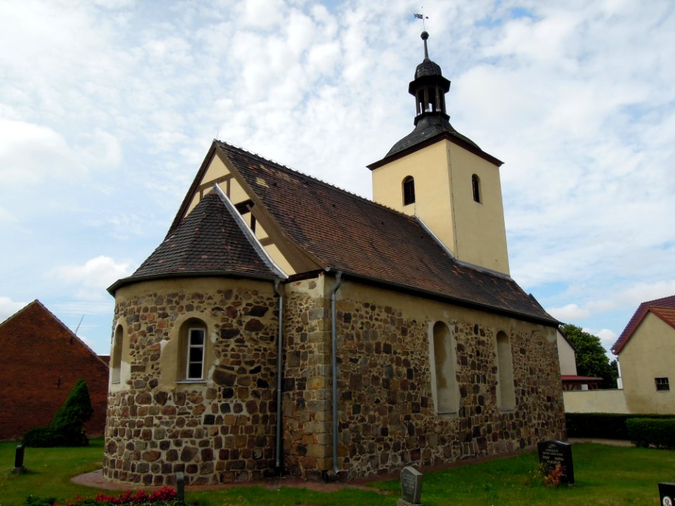 Kirche in Naundorf bei Seyda -Dreiviertelsicht aus Nordost- im August 2020b
