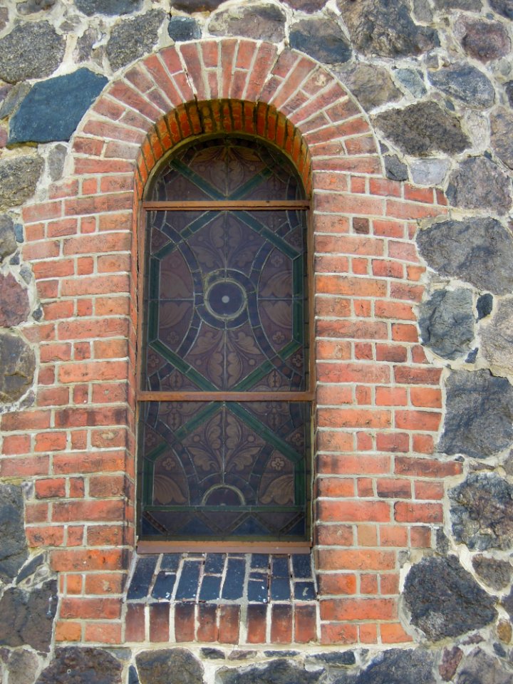 Kirche Klebitz -Apsis-Bleiglasfenster im Südosten ohne Hintergrundbeleuchtung- Anfang Oktober 2020