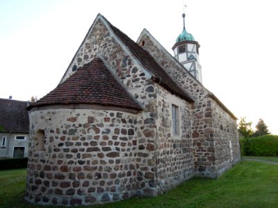 Kirche Weddin -Ostnordostansicht mit halbrunder Apsis- im September 2020
