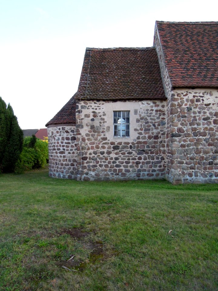Kirche Weddin -Nordansicht des eingezogenen Chores hochkant- im September 2020