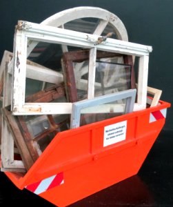 Kippmulde mit entsorgten Fenstern