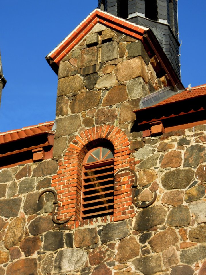 Kirche Klebitz -Turmquaderspitze von Westsüdwest mit Geläutöffnung im Detail- Anfang Oktober 2020