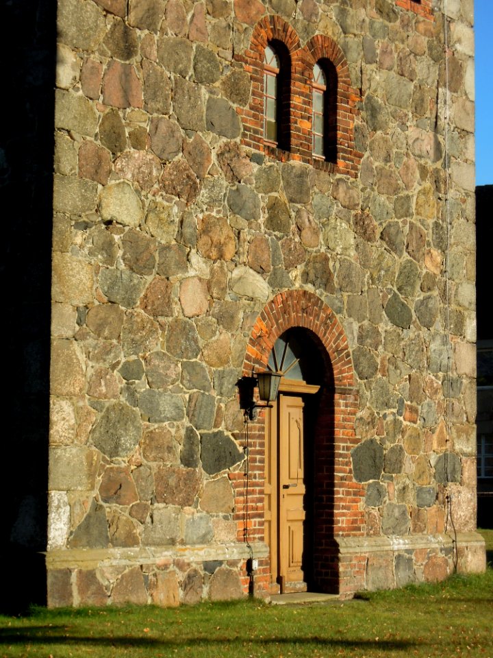 Kirche Klebitz -Hauptportal im Turmquaderfuss von Nordwest- Anfang Oktober 2020