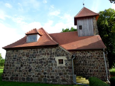 Kirche Kerzendorf -Nordfassade mit Langhaus-Anbau und Treppe zum Nebenportal im Profil- im August 2020
