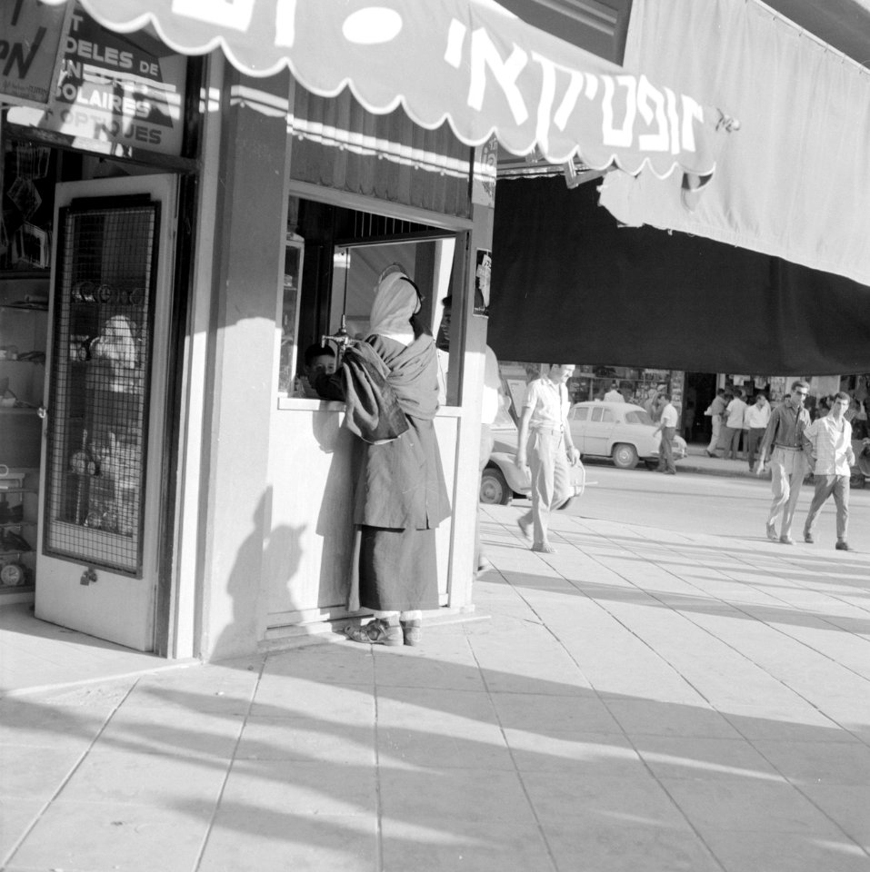 Kiosk van een opticien met aan het loket een klant, Bestanddeelnr 255-3526