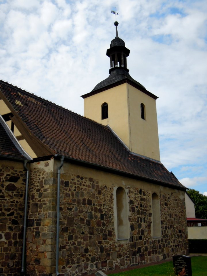 Kirche in Naundorf bei Seyda -Dreiviertelsicht Hochkant aus Nordost- im August 2020