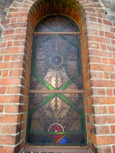 Kirche Klebitz -Apsis-Bleiglasfenster im Nordosten mit natürlicher Hintergrundbeleuchtung Nahaufnahme aller Teile- Anfang Oktober 2020