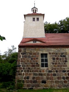 Kirche Leetza -Südseite des Turms im Detail mit Fledermausgaube unterhalb- im August 2020b