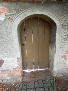 Kirche Leetza -Außenpforte Straßenseite- im August 2020