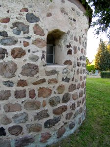 Kirche Weddin -Ostansicht der Apsis im Detail hochkant- im September 2020