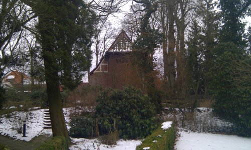 Kirche Moisburg mit Bäumen