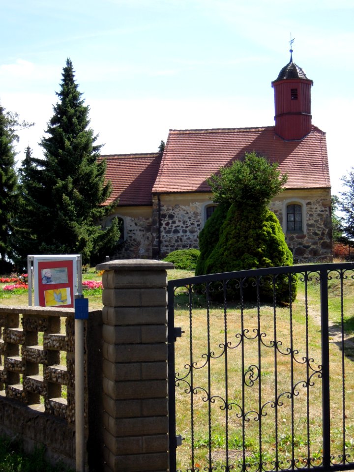 Kirche Ogkeln -Nordansicht mit Einfriedung und Tor- im August 2020