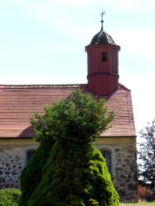 Kirche Ogkeln -Nordansicht mit verdeckter Pforte, Hochkant- im August 2020