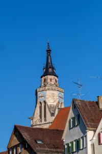 Kirchturm der Stiftskirche in Tübingen gesehen von der Neckarbrücke