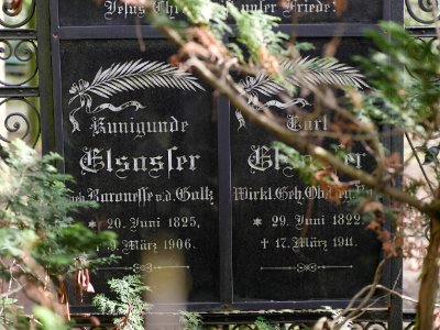 Kirchhof.Simeon.Lukas.Grabstein.Carl.Elsasser.P1310344