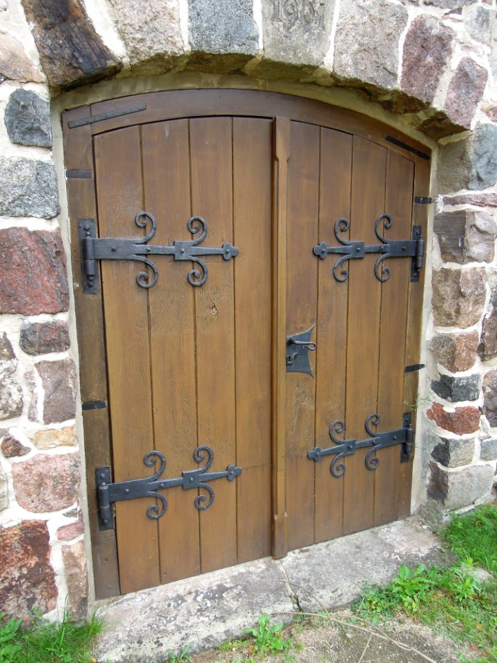 Kirche Mellnitz -Westseite Hauptportal im Detail- im August 2020