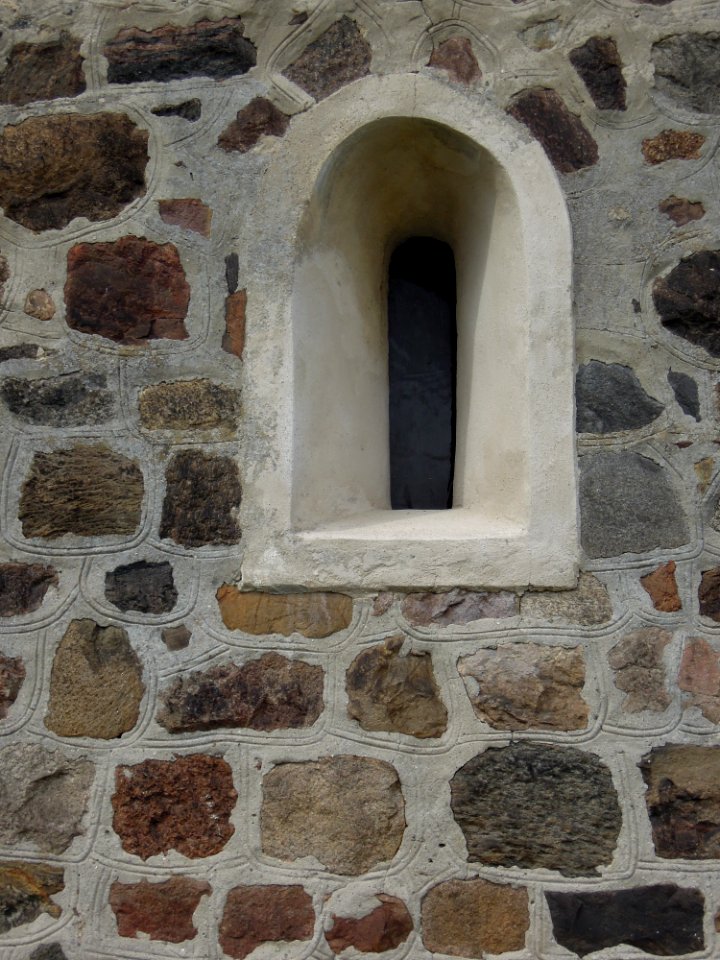 Kirche Mellnitz -Ostfassade Lichteinlass im Detail- im August 2020