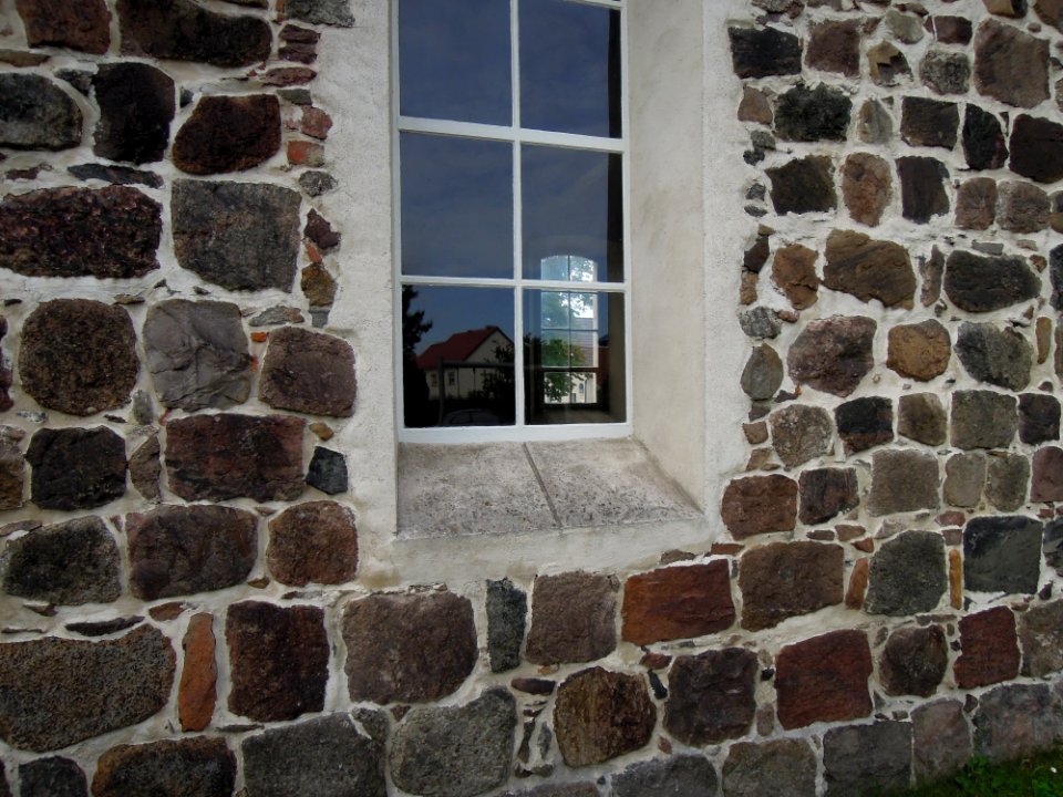 Kirche Mellnitz -Nordfassade mit chorseitigem Saallicht im Detail- im August 2020