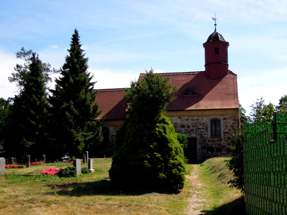 Kirche Ogkeln -Nordansicht mit Hauptpforte- im August 2020