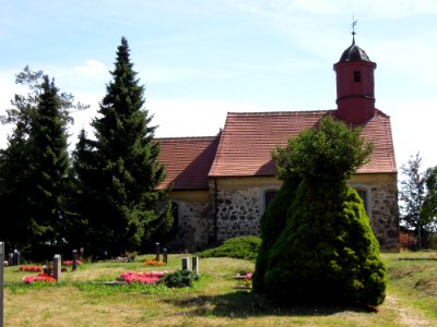 Kirche Ogkeln -Nordansicht mit verdeckter Pforte- im August 2020