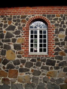 Kirche Reinsdorf -Nordflügel Westfassade Lichteinlass südseitig- August 2020