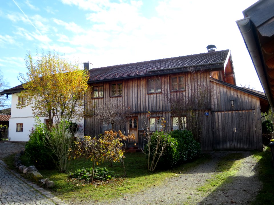 Kirchplatz 2; 2a Ascholding