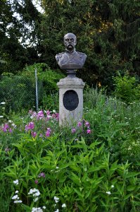 Kirdorf, Usinger Weg 100, Gedenksäule