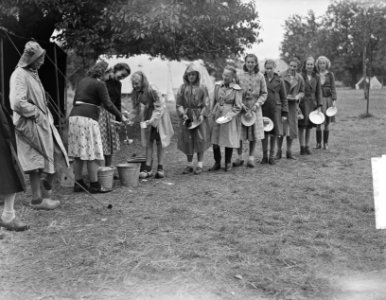 Kamp Mheer. Meisjes halen eten, Bestanddeelnr 903-5402