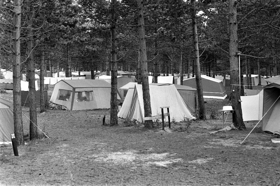 Kampeerders op een camping in Bakkum, Noord-Holland, Bestanddeelnr 925-7096