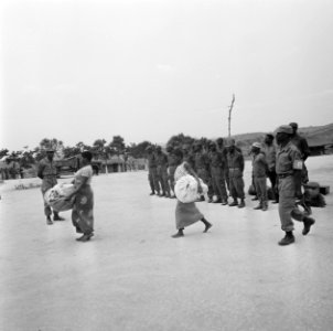 Kamp van Angolese Bevrijdingsbeweging FNLA in Zaire, vluchtelingen komen aan in , Bestanddeelnr 926-6270