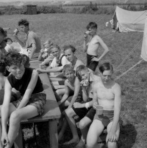 Kamp VCJC in Renesse. Aan tafel koffiedrinkende jongens, Bestanddeelnr 902-8762