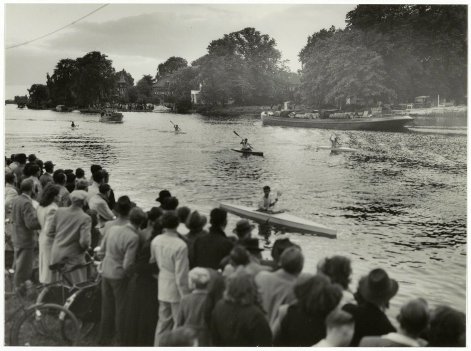 Kano-wedstrijden van de Haarlemse Roei- en Zeilvereniging Het Spaarne op het Zuider Buiten Spaarne. NL-HlmNHA 54004136