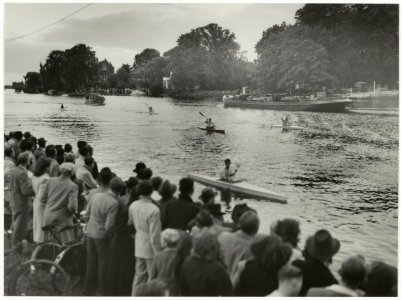 Kano-wedstrijden van de Haarlemse Roei- en Zeilvereniging Het Spaarne op het Zuider Buiten Spaarne. NL-HlmNHA 54004136