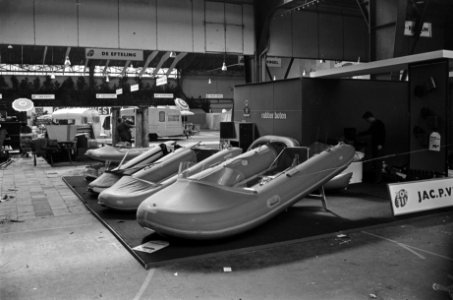 Kampeertentoonstelling Houtrusthallen te Den Haag , een groot aantal rubberboten, Bestanddeelnr 920-2121