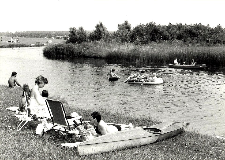 Kanoplas Buitenhuizen. Aangekocht van United Photos de Boer bv. - Negatiefnumer 26528 k 36 a. - Gepubliceerd in het Haarlems Dagblad van 17.7.1986. Identificatienummer 54-015252